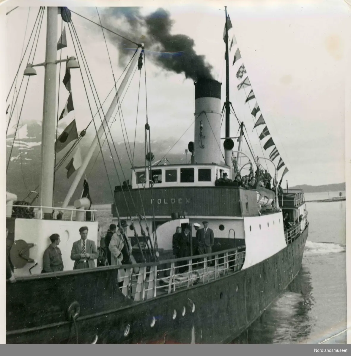 Dampskipet Folden er i ferd med å legge kaia på Myklebostad (Leinesfjord) ca. 1949.