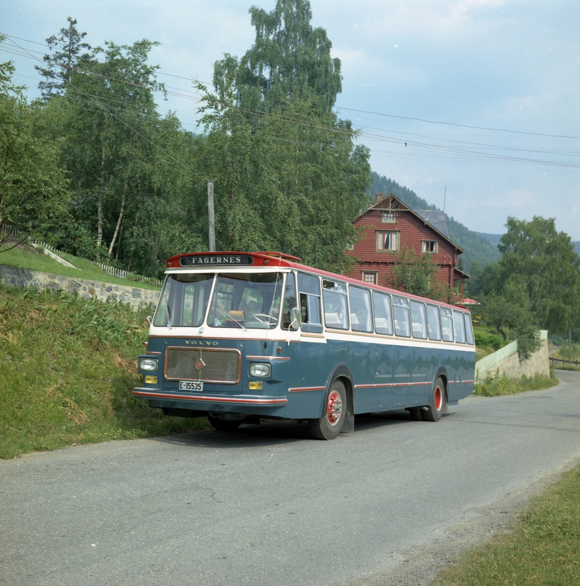 E-15535, buss tilhørende A.S Jotunheimen og Valdresruten Bilselskap.