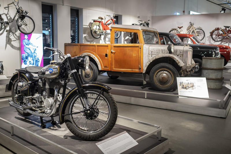 Bildet viser diverse biler og motorsykler stilt ut på Norsk kjøretøyhistorisk museum.