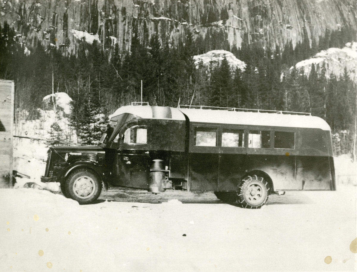 Førkrigsmodell Volvo Lastebil med  vedgass-aggregat.