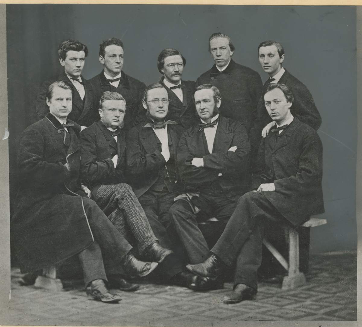 Gammelt foto fra overlærer Richters kvartett (1864-8?).

Sittende, fra venstre: Ludvig Hammer, Birch, Richter, Mordt, Carl Bang.
Stående, fra venstre: Knutsen, Jacob Bang, Rummelhoff, Darre, Birkeland.
