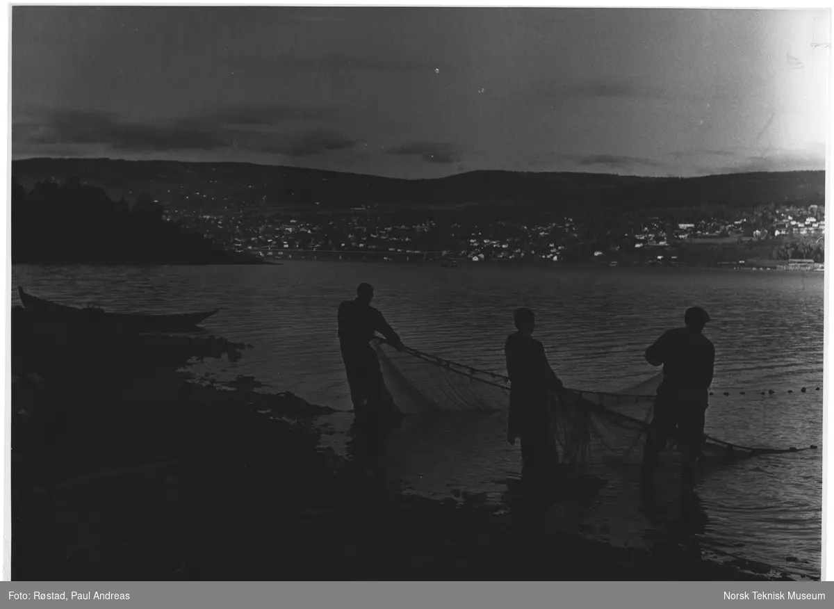Lågåsildfiskere i Mjøsa, Lillehammer. Be om ny kopi hvis dette er av interesse