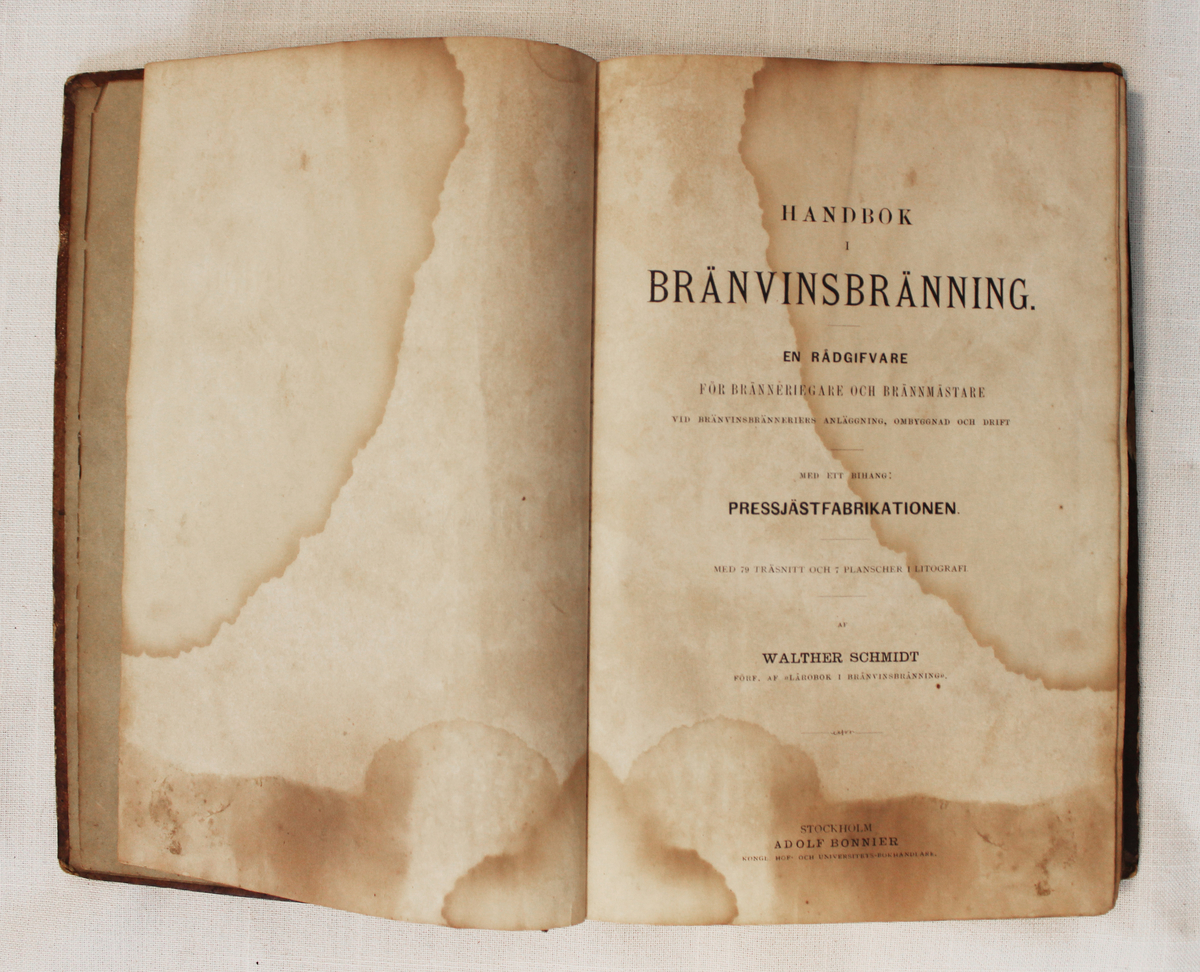 Håndbok i brennevinsbrenning med tittelen "Handbok Bränvinsbränning." Stockholm, 1880. Boken tilhørte Atlungstad Finspritfabrik fra 1891. 

Fra samlingen etter Ole Gjestvang. 