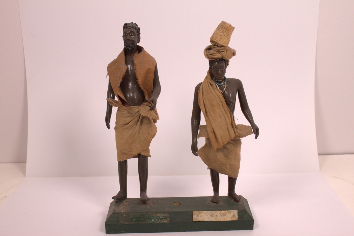 Utskårne og bekledte figurer, 36 stk, vesentlig hinduer.