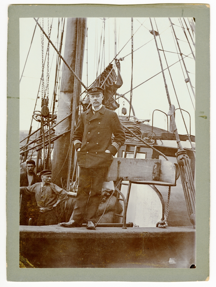Kapten Olof Gyldén ombord på Antarktiska undsättningsexpeditionens fatryg FRITHJOF i Bremerhaven.