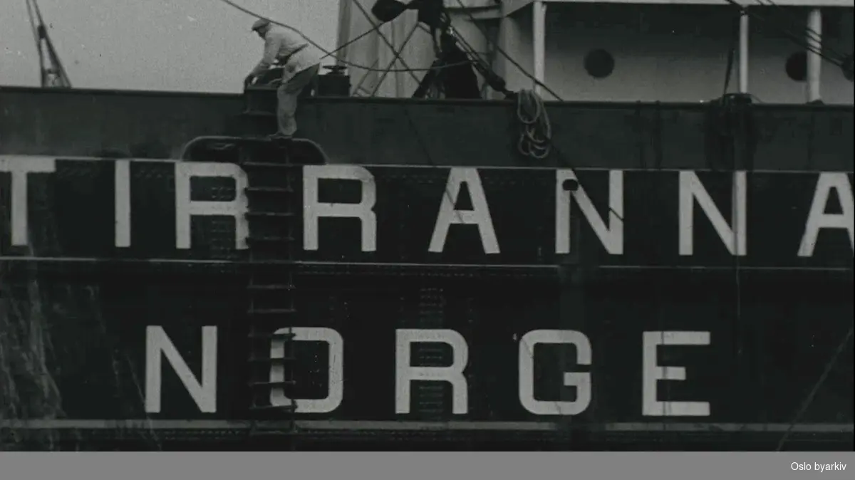 Fra brann og brannslukking på M/S ""Tirranna"" ved utstikker II på Akershuskaia 9. februar 1940."