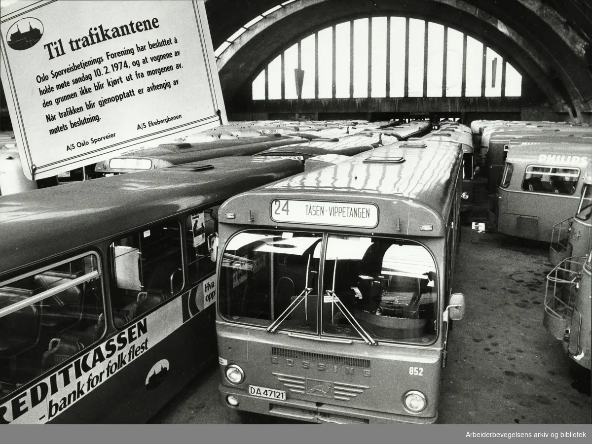 Oslo Sporveisbetjenings Forening vedtar sympatistreik med ansatte på Holmenkollbanen. Bussgarasjen på Bjølsen. Februar 1974.