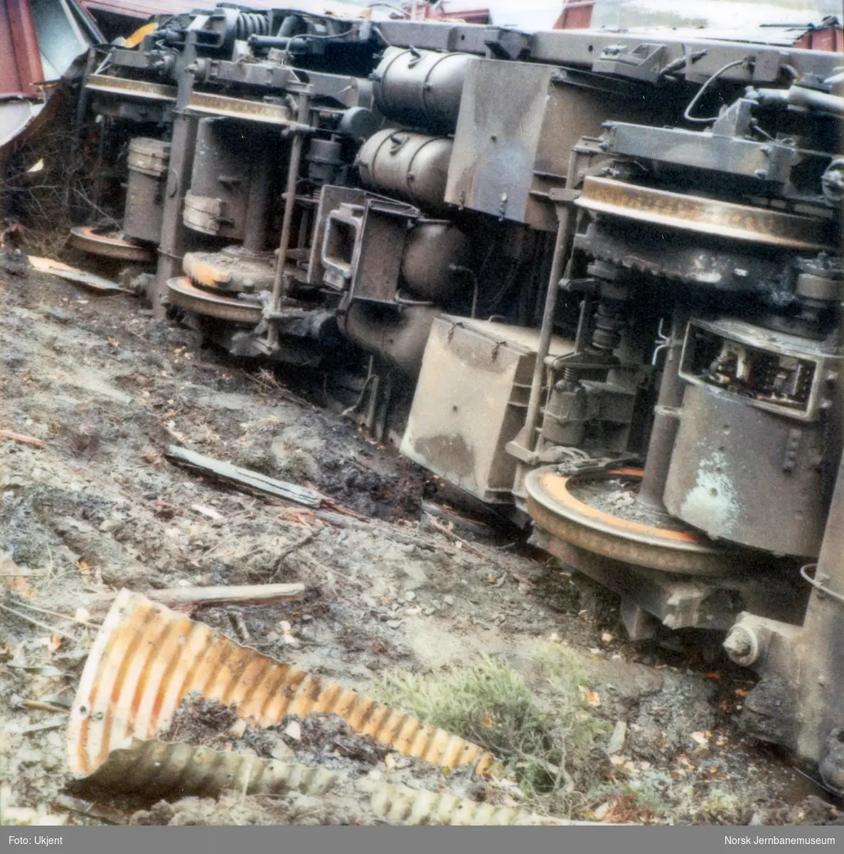 Avsporet og veltet lektrisk lokomotiv El 16 2204 etter å å kjørt inn i et jordras. Lokomotivet fikk store skader, men ble berget og reparert
