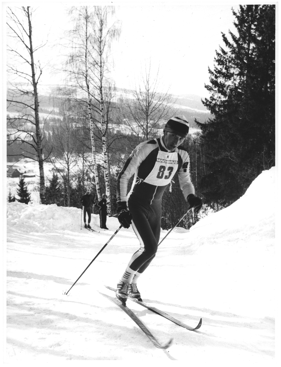83 - Jan Stokstad, Sjårdalen Idr. lag. En av de mange harde kneiker i NM-løypa 50 km. Vingrom