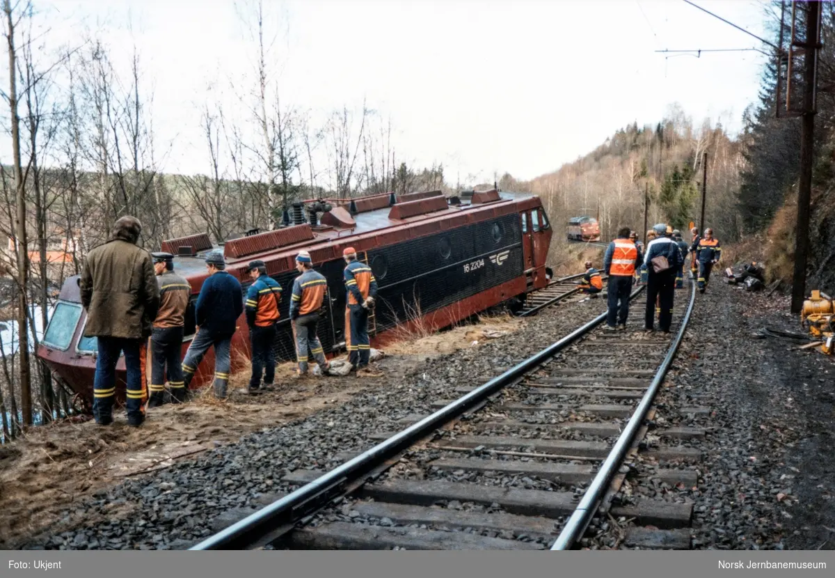 Avsporet og veltet elektrisk lokomotiv El 16 2204 etter å å kjørt inn i et jordras. Lokomotivet fikk store skader, men ble berget og reparert. Her trekker diesellok Di 3 626 El 16 2204 opp på hovedsporet