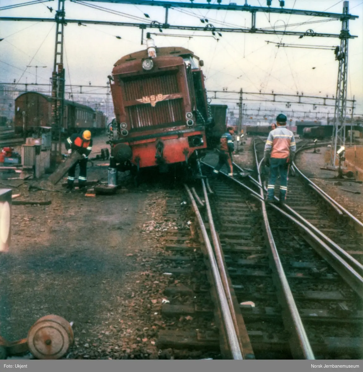 Sammenstøt mellom diesellokomotiv Di 2 813 og godsvogn på Alnabru skiftestasjon. Godsvognen er her satt på sporet og kjørt vekk, mens påsporing av diesellokomotivet pågår