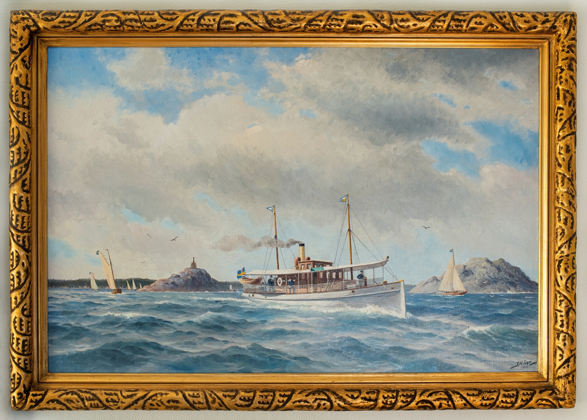Ånglustjakten HONGKONG sedd från styrbords bog. I bakgrunden skärgård med klippöar, sjömärke, och fyr samt flera seglande jakter.