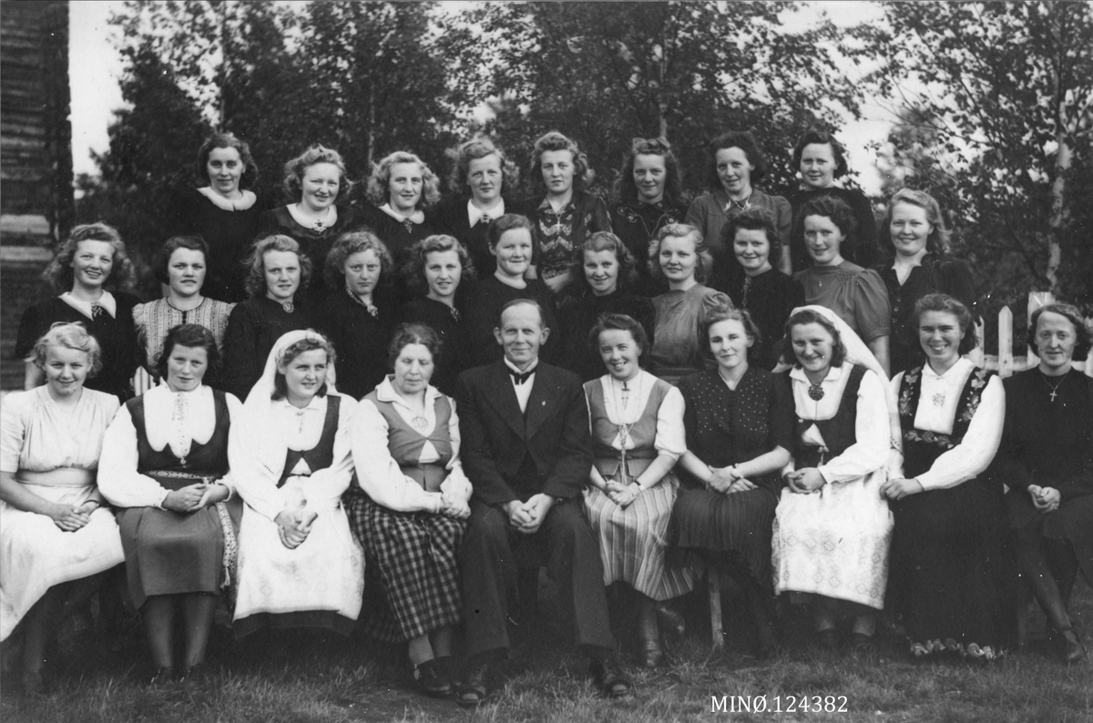 Gruppebilde. Tynset Folkehøgskole, sommerkurs 1946. 