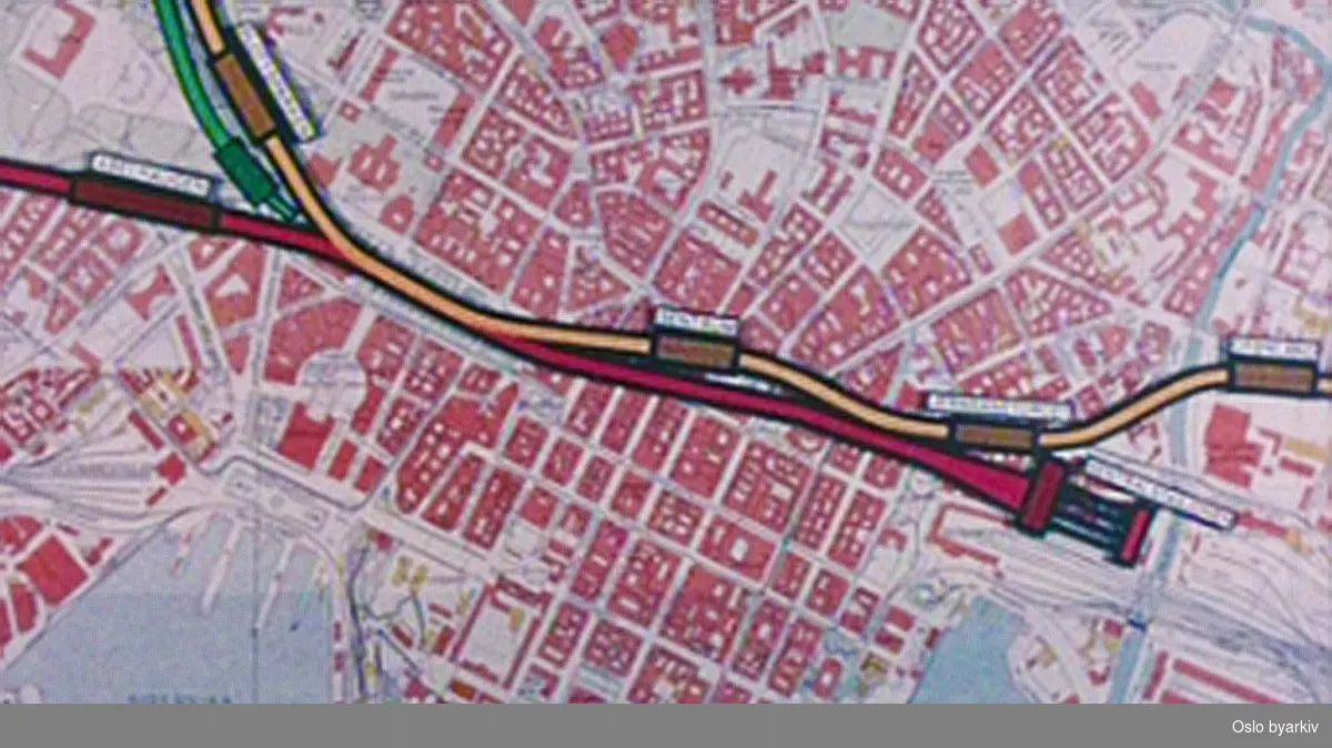 Bilder og kart fra det omfattende arbeidet med tunnelbanen som ble anlagt gjennom Oslo sentrum fra Jernbanetorget til Slottsparken på 70-tallet. Bislettbekken fikk nytt løp og T-banetunnelen ble bygget.