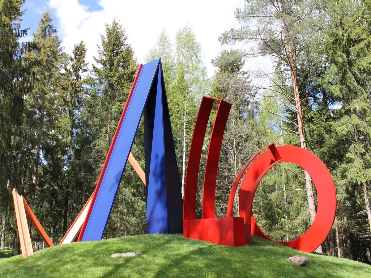 Skulpturen består av ulike geometriske former som er malt i sterke farger