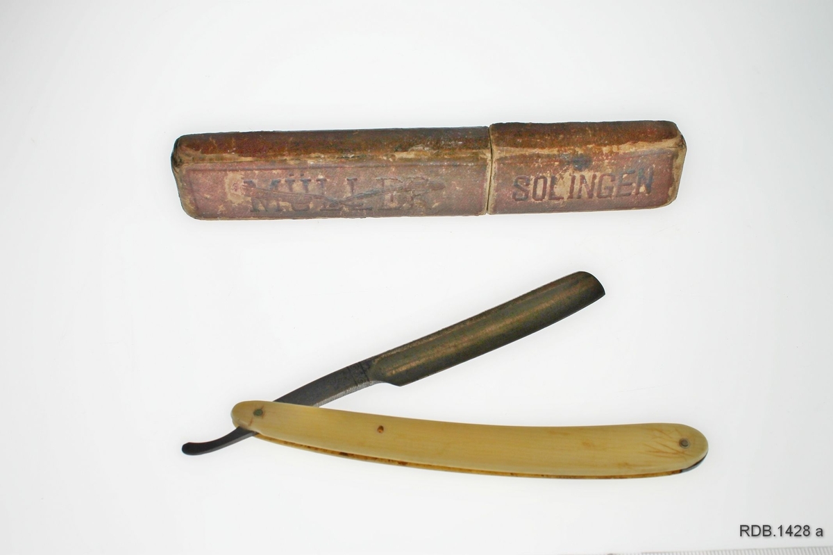 Sammenleggbar barberkniv med etui. Knivhåndtaket er laga av bein og knivbladet av stål kan foldes inn i skaftet. Kniven ligger i et brunt pappetui.