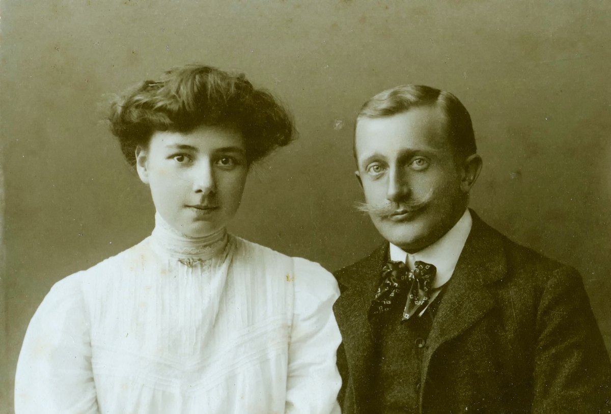 Förlovningskort cirka 1907 av Davida Karlsson (född 1888 i "Majas" Livered, död 1931 i Livered) och David Johansson (född 1882 i Heljered Mellangård, död 1953).