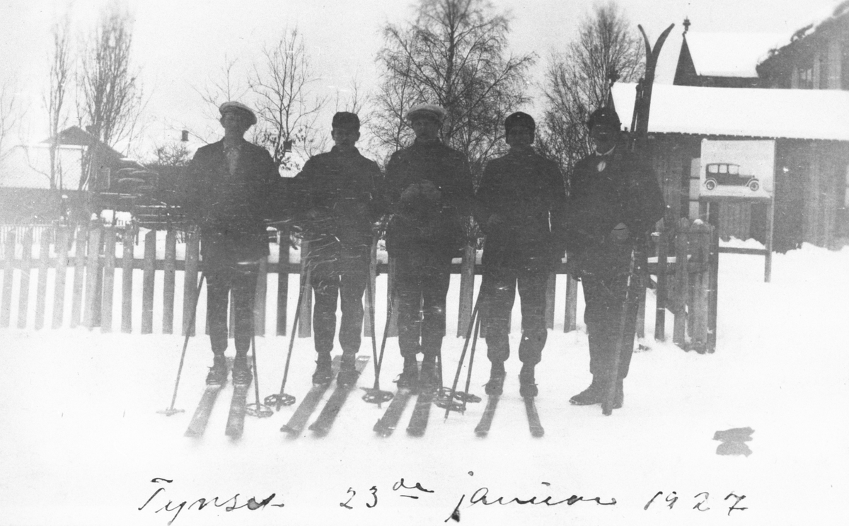 Fem karer med ski på Tynset stasjon