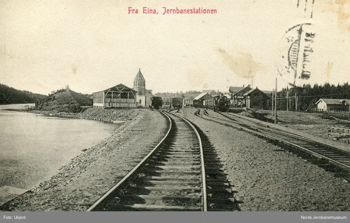 Damplokomotiv type 18, sannsynligvis 18a, med tog retning Kristiania (Oslo) på Eina stasjon.