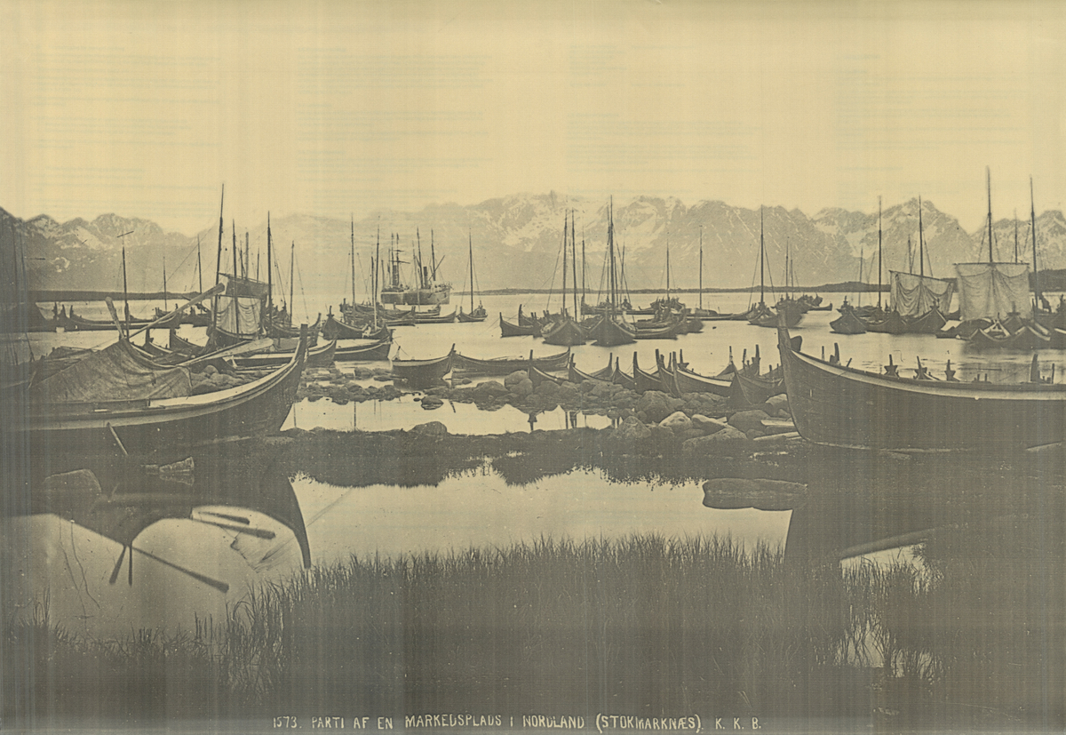 Stokmarknes ved markedstid 1875-76. Båter i havna.