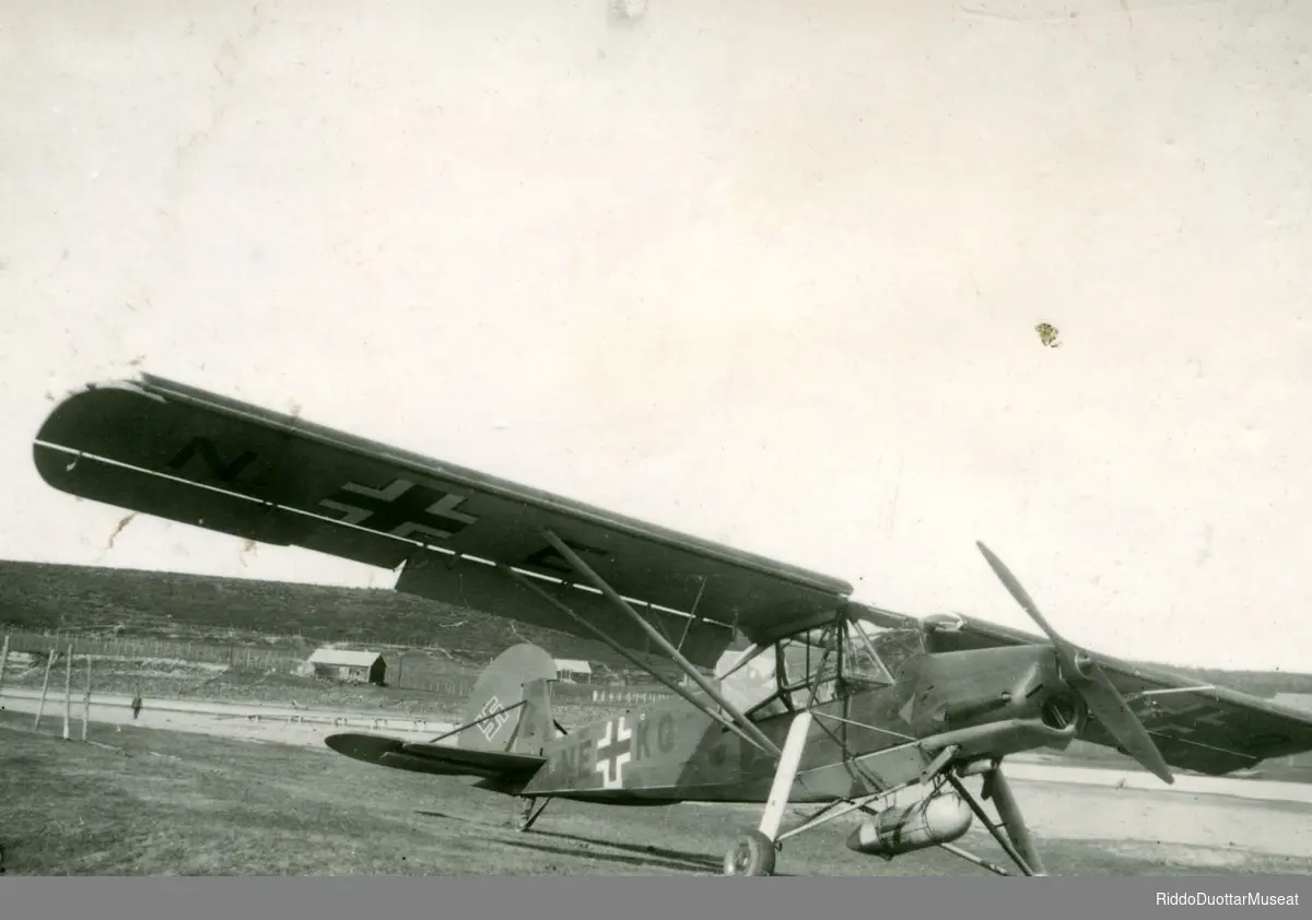 Duiskka girdi seivon, Fieseler Storch girdi.
Et tysk fly landet av typen Fieseler Storch.