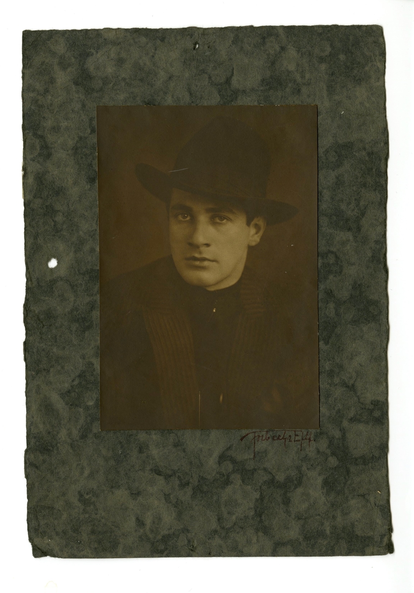 Portrett av Idar Trana. 

Fotografiet er limt på melert grønnfarget papir. 

Påskrevet på baksiden: Idar Trana, 1924, Oslo, Casino Teater.