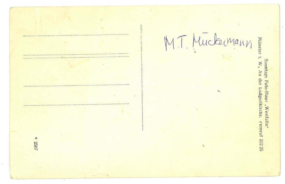 Gruppe på åtte kvinnelige musikere som spiller sammen.

Påskrift på baksiden: M.T. Muckermann.