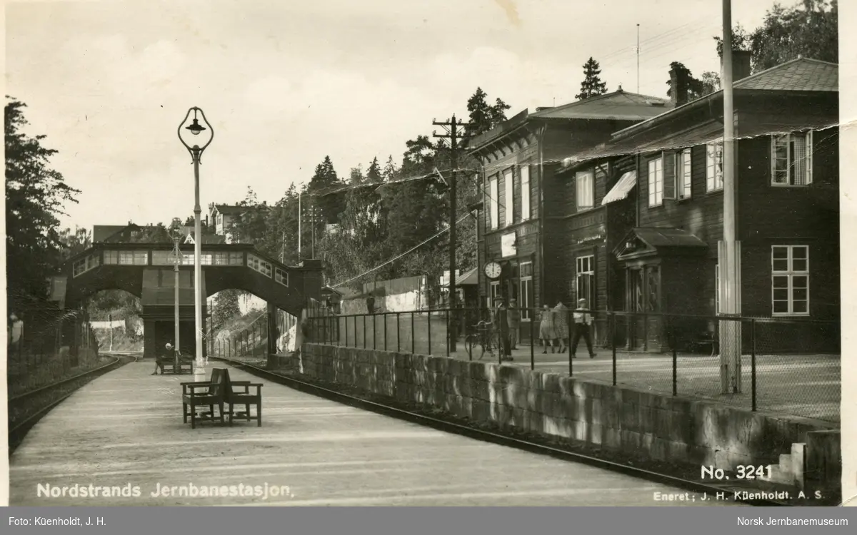 Norstrand stasjon med reisende på plattformen