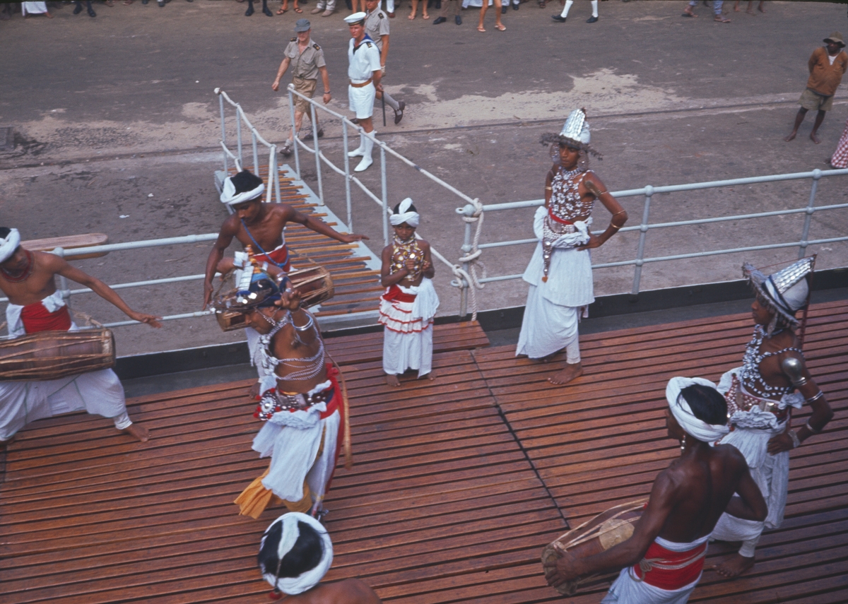 Bilden visar singalesiska dansare i traditionell kostymering som uppträder för Älvsnabbens besättning.