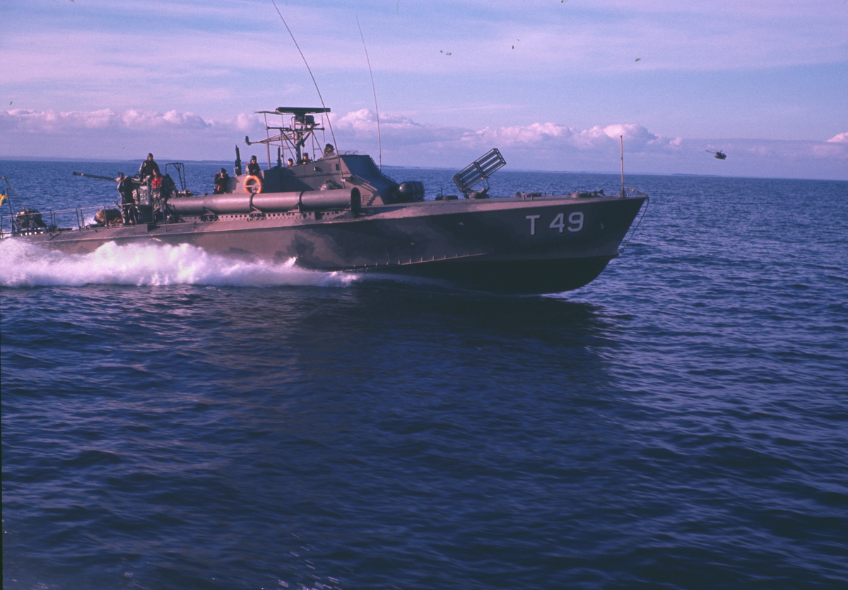 Bilden visar motortorpedbåten T 49 till sjöss i full fart.