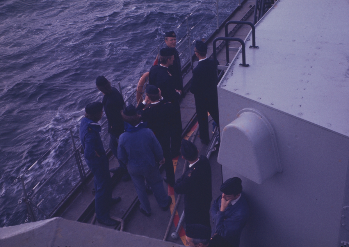 Bilden föreställer besättningsmedlemmar på jagaren Öland som står vid relingen och håller utkik på havet.