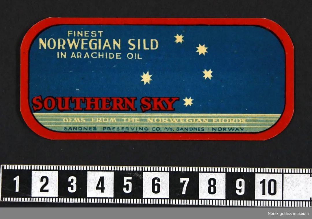 Liten etikett i blått og rødt med bilde av 5 stjerner.

"Finest Norwegian sild in arachide oil"