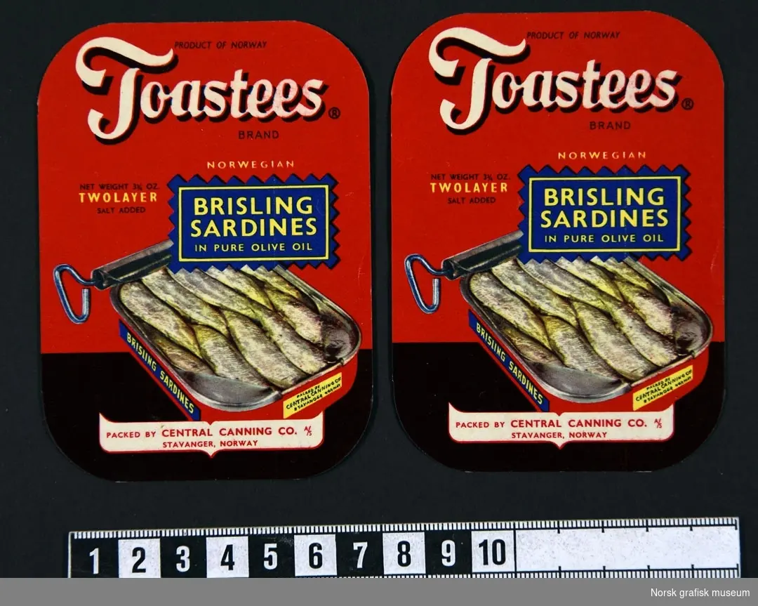 Røde etiketter med bilde av en åpnet hermetikkboks midt på.

"Norwegian brisling sardines in pure olive oil"