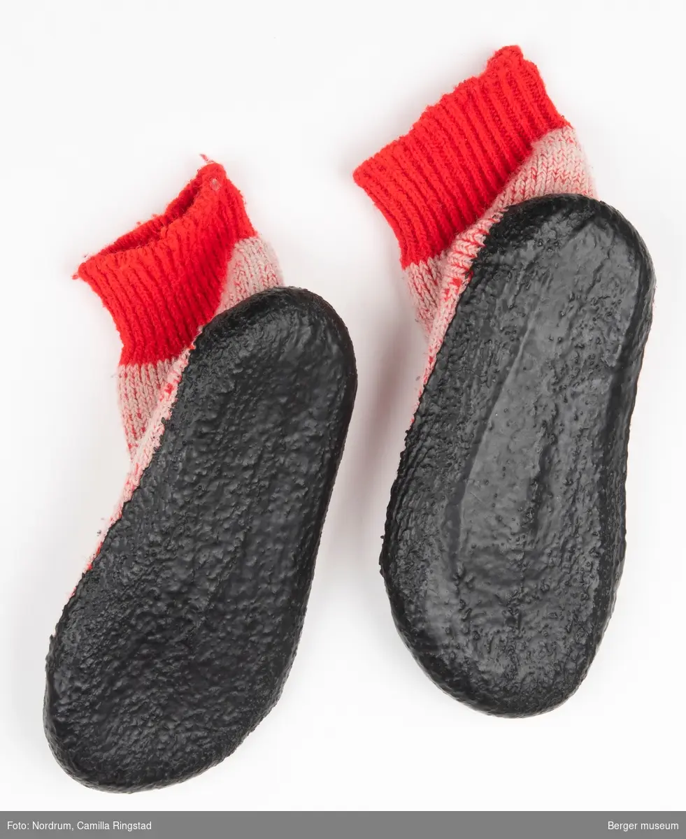 Plastsokker, tøfler. Raggsokker med gummibelegg. Sokkene er røde og hvite med svart gummisåle. Mulig at de er brukte.