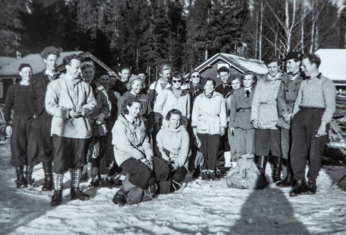 Romedal bygdeungdomslag på skitur 16. mars 1952. Skituren gikk fra Grasberget- via Busvolsætra og til Malungen. Turgjengen samlet i Malungen for å spise middag.