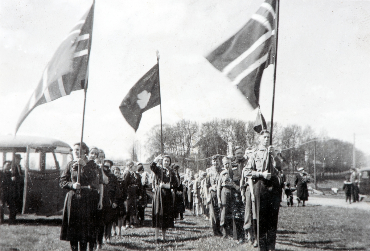 17.mai-toget i 1938 gikk innom prestegarden til ære for den syke presten Kaldor. 1938. Norske flagg, fane.