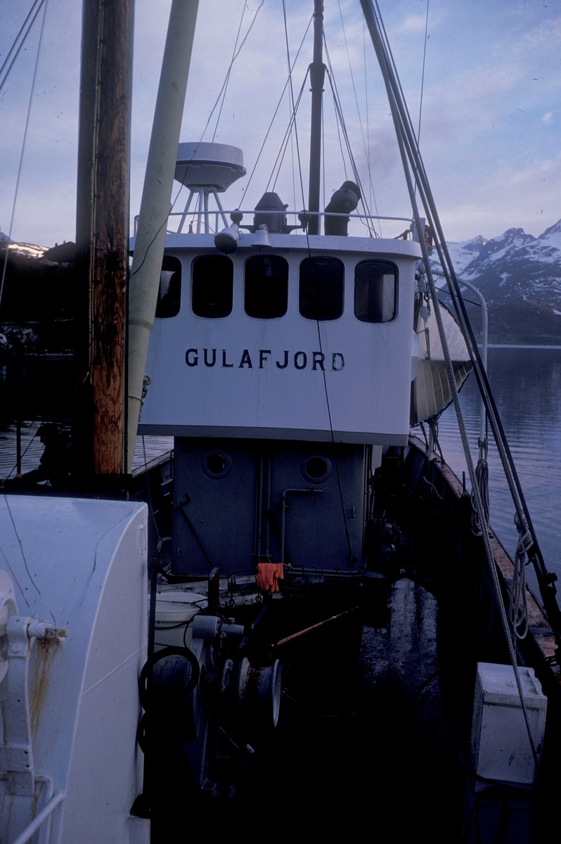 L. Hansen, 1977 : Brønnbåten "Gulafjord" ligger ved anlegget til Leonhard Hansen i Kaldfjord på Kvaløya ved Tromsø.