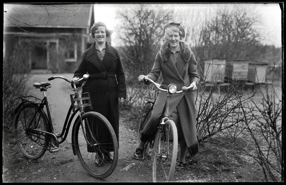 Två kvinnor med cyklar