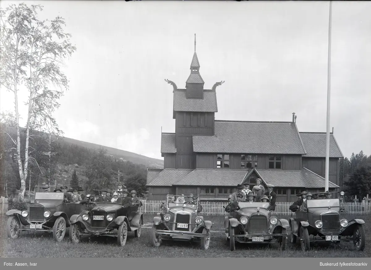 Uvdal
Uvdal kirke med staselige kjøretøy foran.
Opdal kirke
F-2056, F-1157, F-1024, F-2180