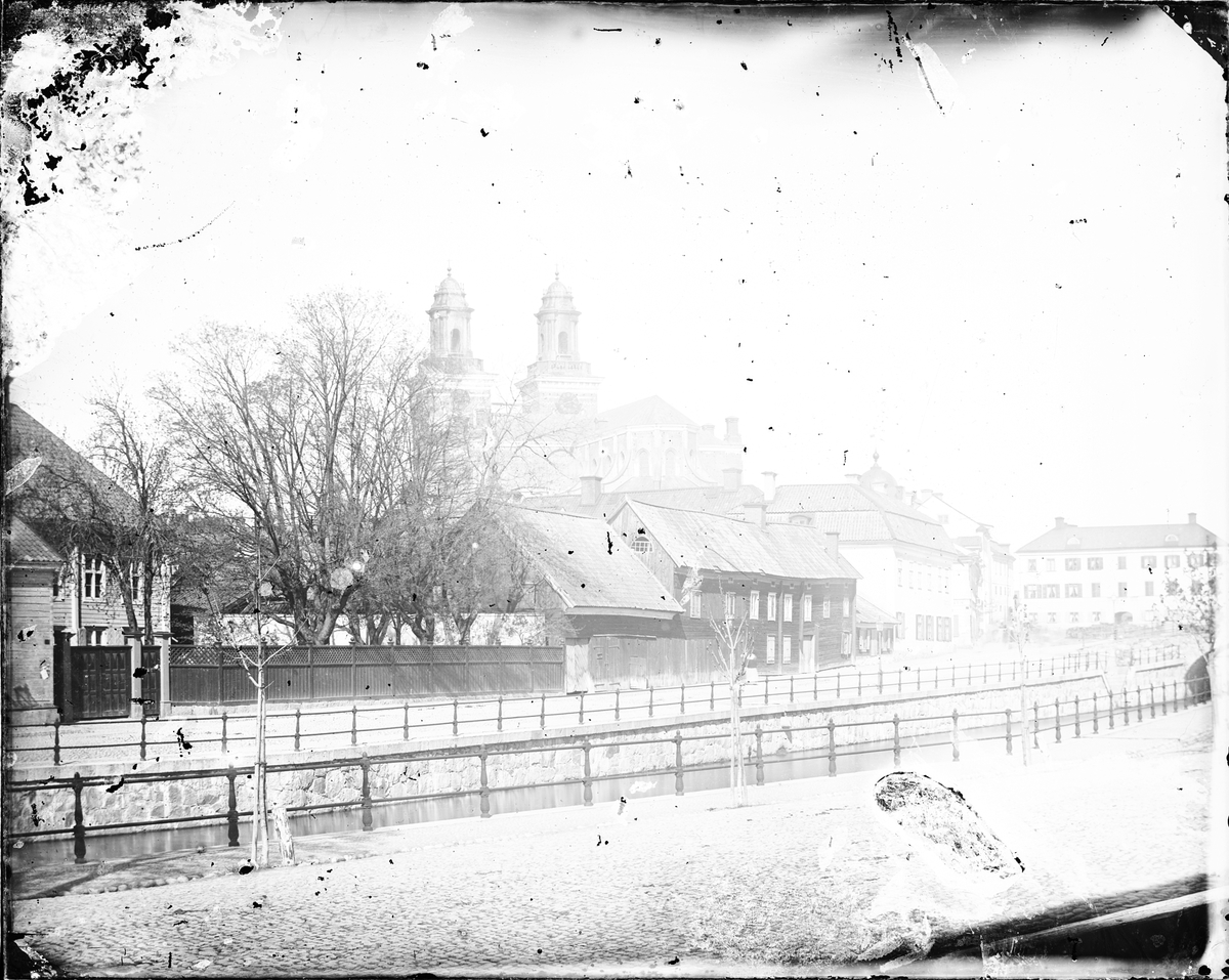 Vy från Östra Ågatan över Fyrisån och Västra Ågatan, kvarteret Kaniken, Uppsala före 1885