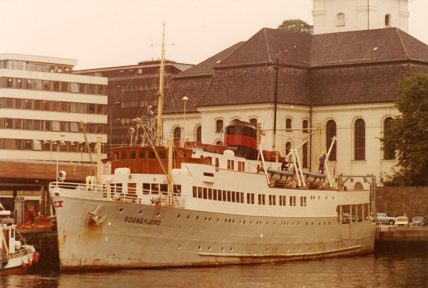 MS SOGNEFJORD (bygget 1943) fotografert i Vågen i Bergen, til kais ved Nykirken.