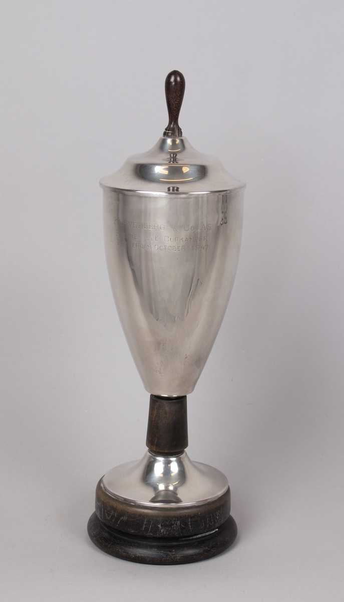 Pokal på sokkel med lokk fra Antwerpen-serien tildelt MT NORDEN for cupkamper i Rotterdam i 1947.