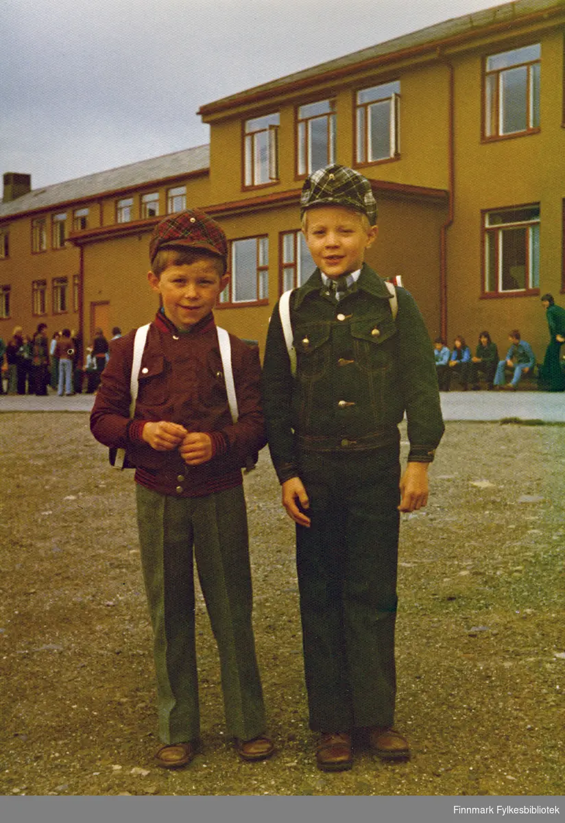 Skolestart. Kompiser Kjell Vidar Lauritsen og Herluf Nymoen begynner i 1. klasse på Sentrum skole i Vadsø, 1. september 1975. Den gangen var man 7 år ved skolestart, og det var 9-årig grunnskole. 