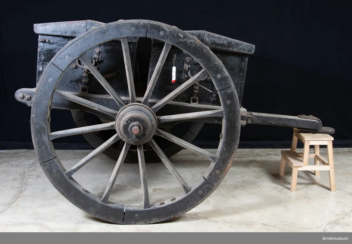 Grupp F VI.
Ammunitionsvagn till 12-pundig kanon. Samhörande: tistel, 2 svänglar. Av fälttygmästaren P. Schröderstiernas konstruktion omkring 1820.

Märkt 12p K:Kn.