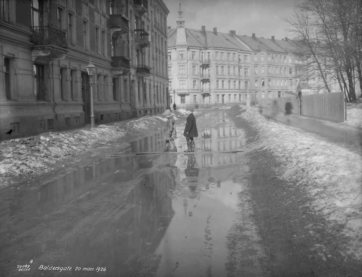 To barn går over veien i Balders gate. Påskrevt fotografi "Baldersgate 20 mars 1926".