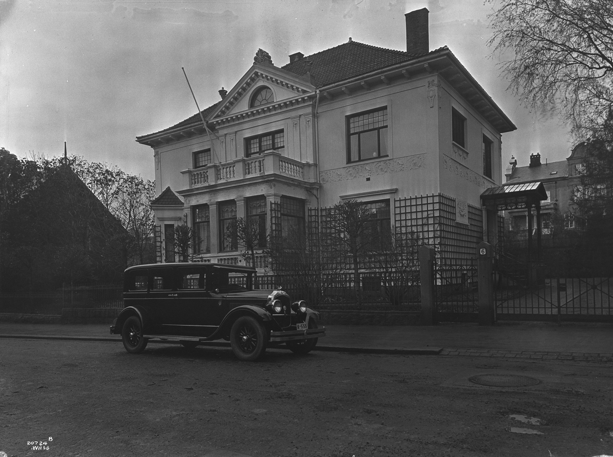 Bil står parkert foran villa i Tidemands gate 6, Oslo. Fotografert 1926.