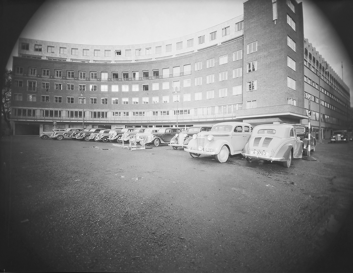 Biler står parkert i Solplassen, Oslo. National kassaregister.