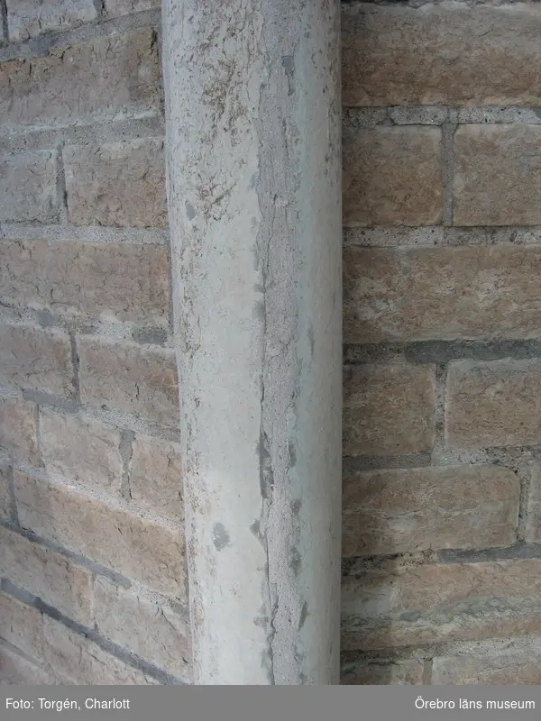 Renoveringsarbeten av tornfasader på Olaus Petri kyrka (Olaus Petri församling).
Spricka i kolonn som lagats, östra tornet.
Dnr: 2008.230.065