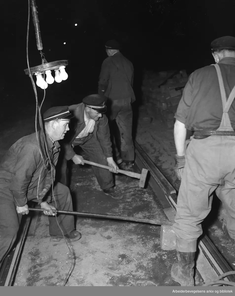 Et lag fra Oslo Sporveiers baneavdeling på nattarbeid i Pilestredet. Juni 1950.