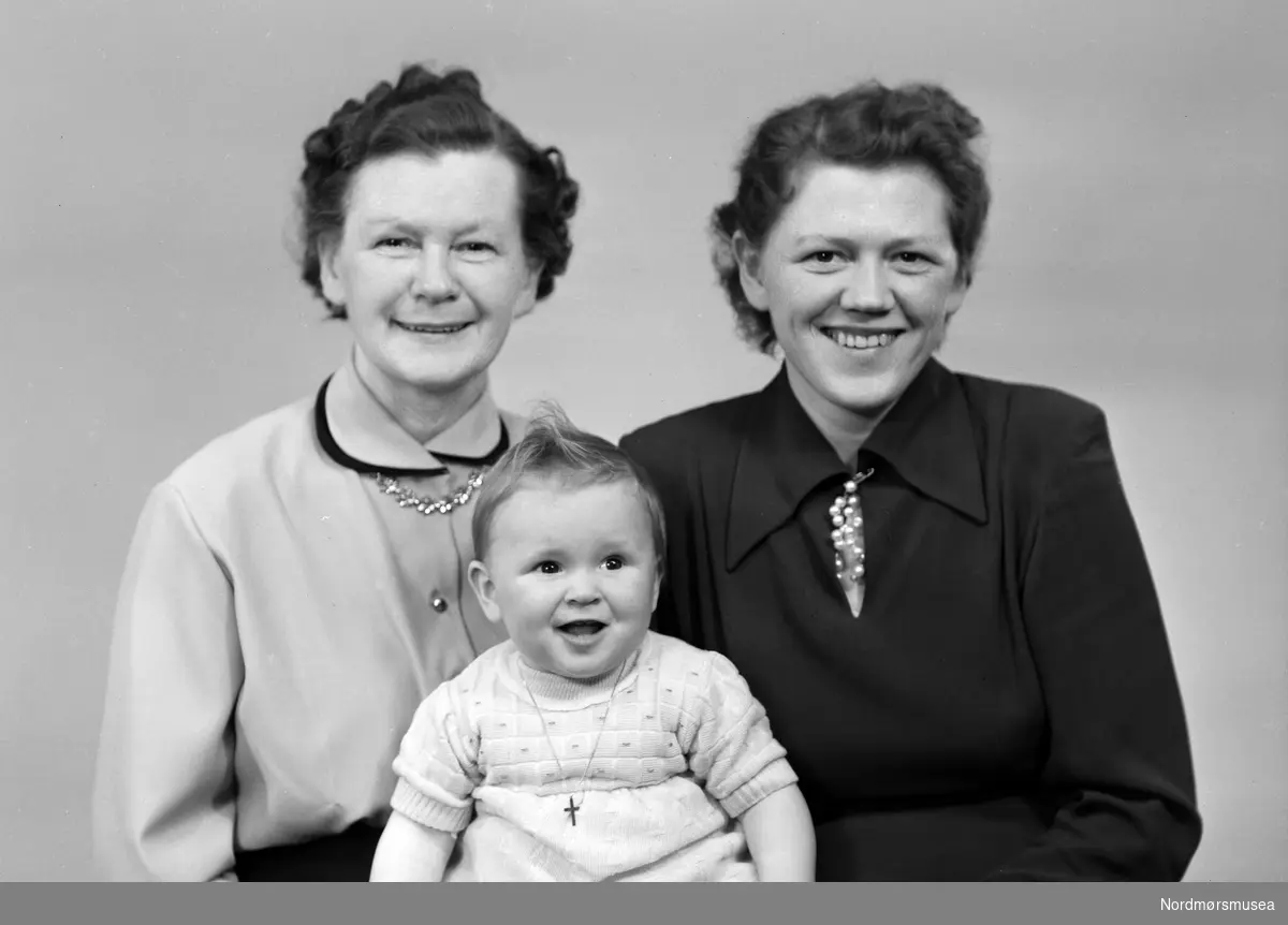 Mor og bestemor. Fotografiet er registrert på Kari Olsen i 1955. Fra fotoarkivet etter portrettfotograf Claus Monge. Nordmøre museum overtok samlingen fra sommeren 2011.